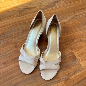 Lilly Pulitzer Natural Wedges with gold detail size 9